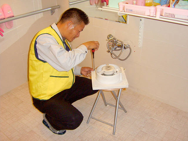 작은예수의집 실내청소 및 성금지원